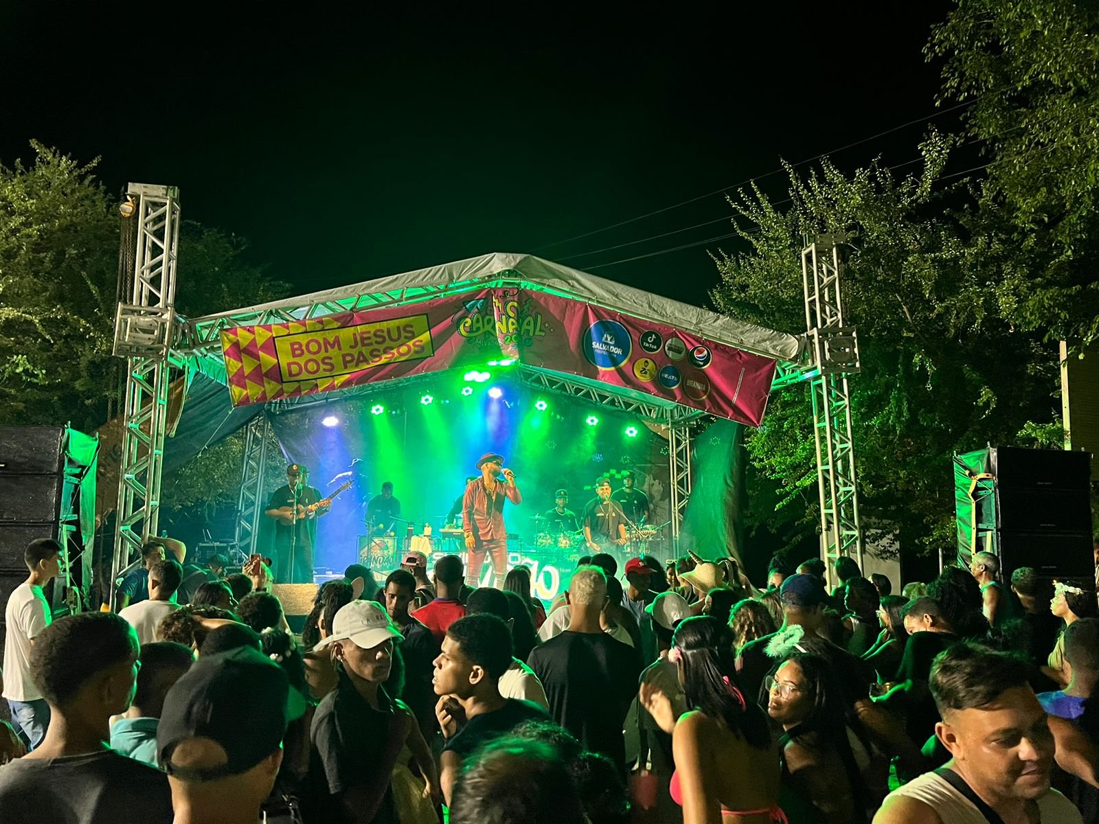 Leia mais sobre o artigo Emoção e alegria marcam a estreia da banda Swing do grandão no Carnaval da Bahia.